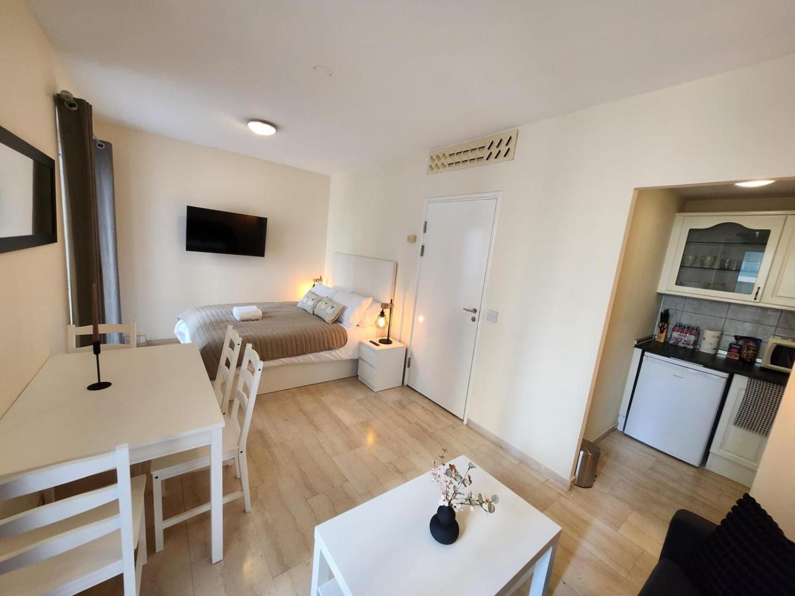 New With Ac Central Suites With Pool Access And Squash Courts! Sleeps Family Or 4 Guests Gibraltar Exteriör bild